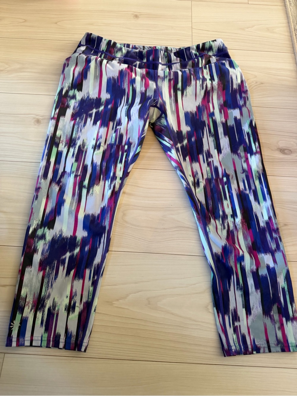 Athleta Hail Storm Sonar Capri Leggings Abstract Print Size large